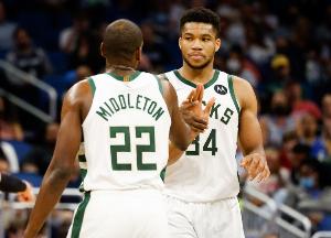 米德?tīng)栴D：看到字母在籃下我眼前一亮 想著造他一個(gè)進(jìn)攻犯規(guī)