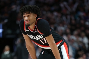 20投5中&關(guān)鍵時刻被棄用！夏普三分9中3拿到15分 出現(xiàn)4次失誤