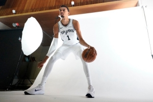 怪物?。〖觾?nèi)特：文班亞馬看起來像是KD和奧尼爾的結(jié)合體