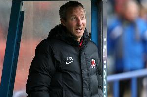 鮑耶回憶遭遇空難：消防員告訴我們，如果再晚一分鐘飛機(jī)就會(huì)爆炸