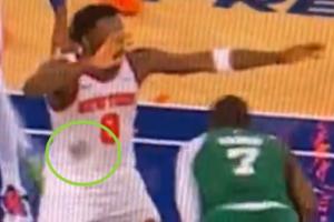 ??發(fā)際線粉蹭掉了！杰倫-布朗的頭一通亂蹭 OG球衣一大團黑