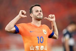 不留下嗎？瓦科合同年底到期仍未續(xù)約，本賽季轟24球5助冠絕中超