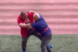 硬碰硬！泰山vs海港賽前進(jìn)行了暖場節(jié)目——摔跤