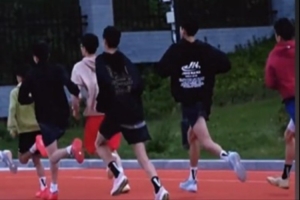 早上6點！U15跑操正當時 青島男籃小伙子們沖沖沖！????