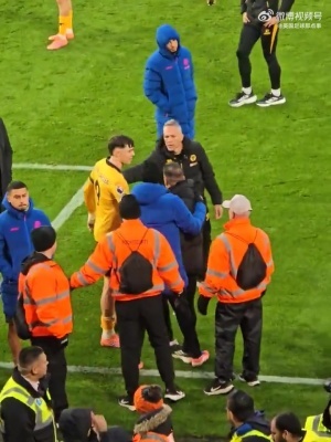 9輪0勝倒數(shù)第一！狼隊(duì)主帥佩雷拉試圖與憤怒的球迷爭吵，被人拉開