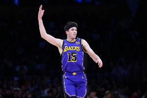 還得是我！詹東均缺陣時 里夫斯場均44+9+10&命中率53%/48%/98%