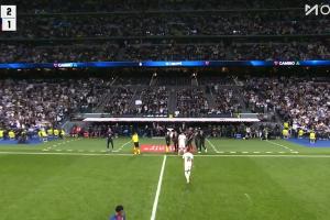 全場起立鼓掌！姆巴佩第90分鐘被貢薩洛換下，與阿隆索擊掌致意