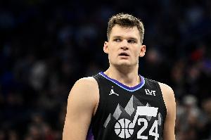 啥也會！凱斯勒半場7中5&三分2中1貢獻(xiàn)14分4板3助2帽