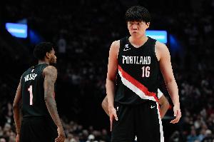 媒體人：楊瀚森游離在開拓者體系之外 似乎不清楚該在場(chǎng)上干什么