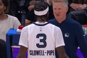 很聰明！庫明加大回環(huán)造成波普犯規(guī) 科爾笑呵呵跟波普聊天