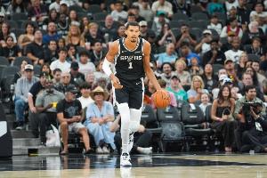 砍下24分15板！記者：文班亞馬也太恐怖了 今年馬刺比賽很吸睛啊