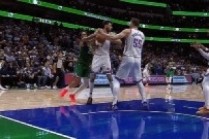 關(guān)鍵判罰！華盛頓搶球霍姆格倫出界 獨行俠挑戰(zhàn)失敗