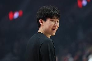 網(wǎng)友要?jiǎng)⒕S偉幫忙抱抱楊瀚森 劉維偉：抱過了 我們要相信他沒問題