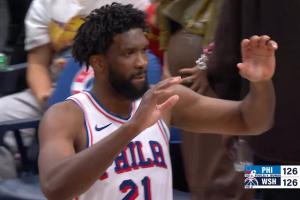 致敬前隊友！恩比德末節(jié)坐在板凳上看隊友追回16分拖進加時！