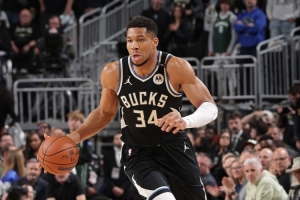 炸裂！字母哥賽季前4場場均36.3分14板7助1.3帽 投籃命中率69.5%