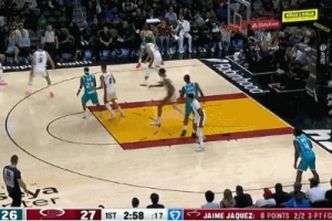 這顛投真準(zhǔn)！三球迎著防守人不講理三分再進(jìn)還加罰！4中4了！