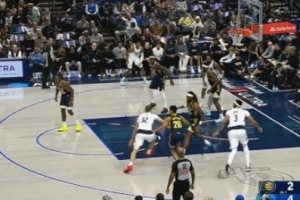 還是很生澀！弗拉格慢三步持球突破外傳 西卡候個(gè)正著將球攔截