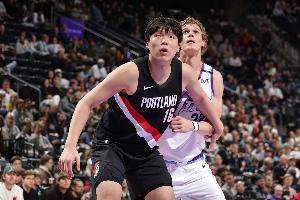 楊瀚森出戰(zhàn)4分鐘 貢獻(xiàn)2分！開拓者剛好就贏2分~