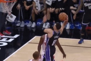 扣籃王之姿！拉文突破秀單臂戰(zhàn)斧劈扣