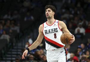 今天三分不準(zhǔn)！阿夫迪亞12中6&三分5中0拿19分9板5助1帽 有6失誤