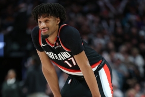 拓記：夏普被推上首發(fā)陣容后陷入低迷 球權更多了 但效率更低