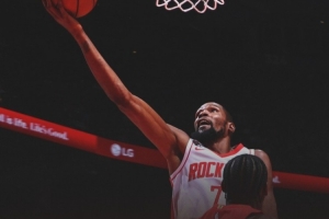 兩連勝！火箭官方分享贏球海報 杜蘭特輕舒長臂上籃入鏡