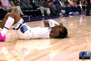 扒拉完就跑！海斯-戴維斯?fàn)幥虼虻侥m特眼睛