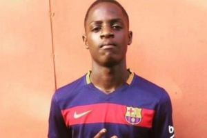 世體：艾永對巴薩頗具好感，五年前曾在家鄉(xiāng)穿著巴薩球衣拍照留念