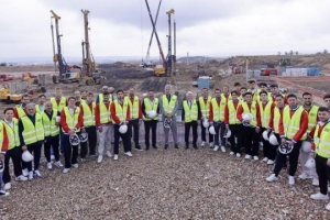 世體：馬競一線隊球員親臨體育城建筑工地，近距離參觀工程進(jìn)展