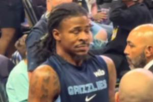 聞了啥這么興奮？莫蘭特在場(chǎng)邊聞了不明物體搖頭晃腦+閉眼享受！