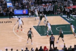 球進(jìn)燈亮！特倫特干拔三分壓哨命中 字母哥場(chǎng)邊興奮慶祝