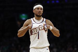 下場打不敗馬刺！布克：此前從未遇到這樣情況 看了文班高光集錦