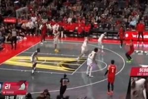 信心十足！卡馬拉追身三分正中靶心 幫助開(kāi)拓者繼續(xù)迫近比分