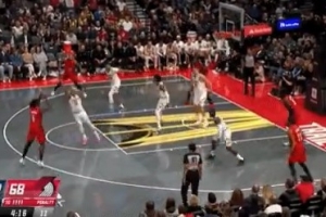 外線開炮！朱-霍勒迪撤步三分洞穿籃心 幫助開拓者繼續(xù)追趕