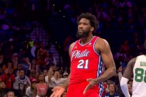 恩比德打進(jìn)2+1再現(xiàn)大尺度慶祝動作 此前因類似動作已被聯(lián)盟罰款