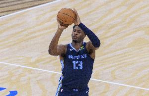 內(nèi)外開(kāi)花！小賈倫-杰克遜半場(chǎng)5中5砍全隊(duì)最高13分 三分2中2