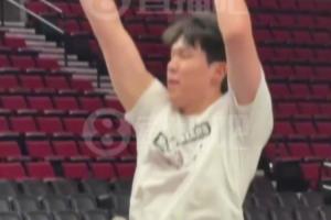 希望比賽進(jìn)一個！小吧現(xiàn)場看楊瀚森賽前狂練三分 將對偶像約基奇~