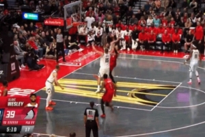 抹平分差！阿夫迪亞快攻中強(qiáng)硬背打命中 開(kāi)拓者追平比分