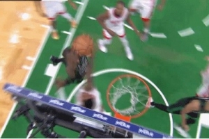 攻防壓制！小史密斯大帽杰倫-布朗 申京反擊助攻阿門暴扣打進加罰