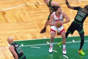 夸張了！布歇防守對抗后仰倒地 被吹假摔送火箭1分