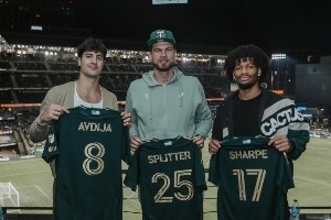 獲贈(zèng)球衣！斯普利特&阿夫迪亞&夏普觀看同城美職聯(lián)伐木工隊(duì)季后賽