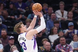 得分上雙！馬爾卡寧首節(jié)10中5拿到12分1籃板