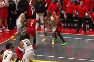 不滿判罰！掘金主帥：我們也要學會從后面抱人 反正碰到球就爭球