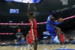 回頭望月！亞歷山大底線突破 空中漫步拉桿反籃打中轟停鵜鶘