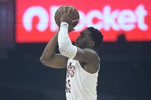 效率一般！米切爾半場(chǎng)11中4拿到13分3助 有2失誤3犯規(guī)