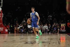 尼克-楊：弗拉格的新秀賽季不會像文班一樣 他需要慢慢學(xué)習(xí)