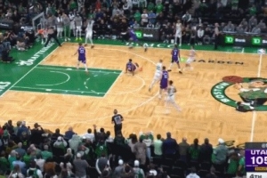 殺死自己！杰倫-布朗最后一攻推倒對手被吹犯規(guī) 綠軍挑戰(zhàn)失敗