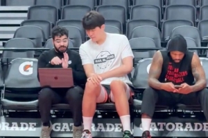 隊(duì)記：楊瀚森有球熱身與助教溝通 整整20分鐘里翻譯只參與了一次