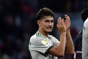 德媒：踢左后衛(wèi)的比朔夫正學(xué)習(xí)當(dāng)多面手，戴維斯復(fù)出后他或需讓位