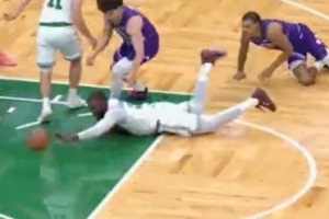 餓虎撲食！杰倫-布朗奮力拼搶地板球 助科塔博得罰球